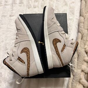 Air Jordan 1 Mid 'Brown Elephant' sneakers